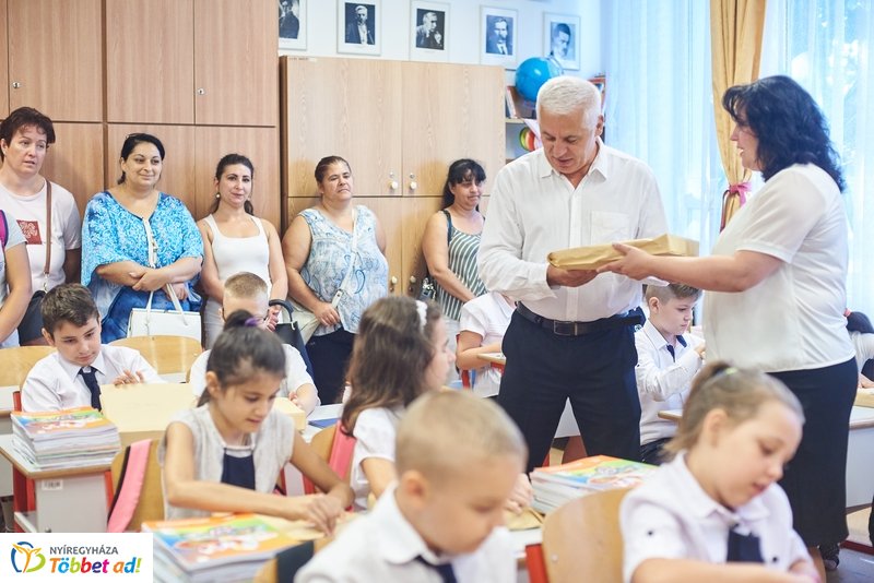 Tanszercsomag osztás a Vécsey iskolában