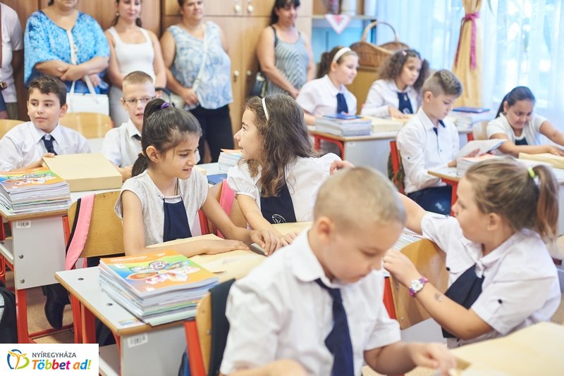 Tanszercsomag osztás a Vécsey iskolában