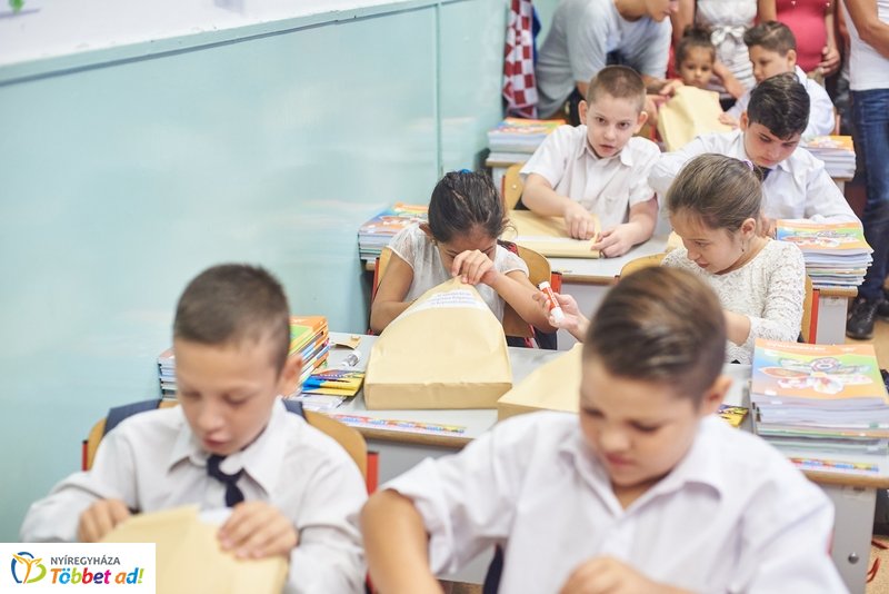 Tanszercsomag osztás a Vécsey iskolában