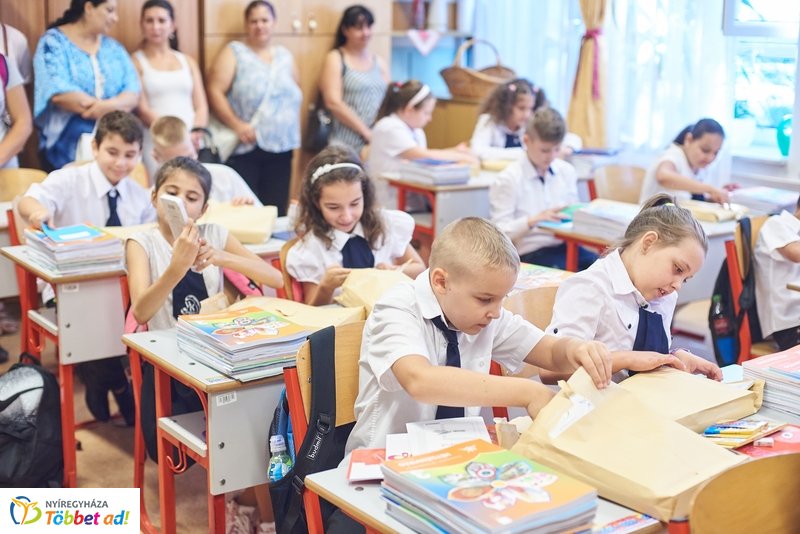 Tanszercsomag osztás a Vécsey iskolában