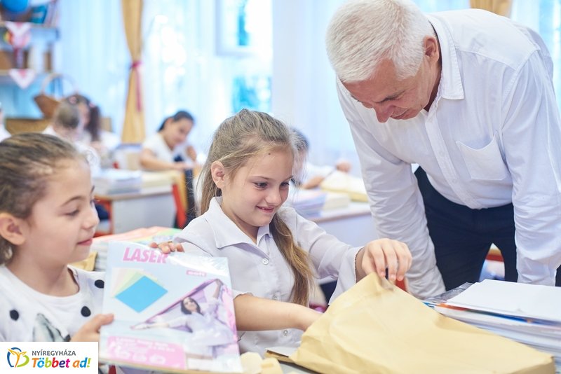 Tanszercsomag osztás a Vécsey iskolában