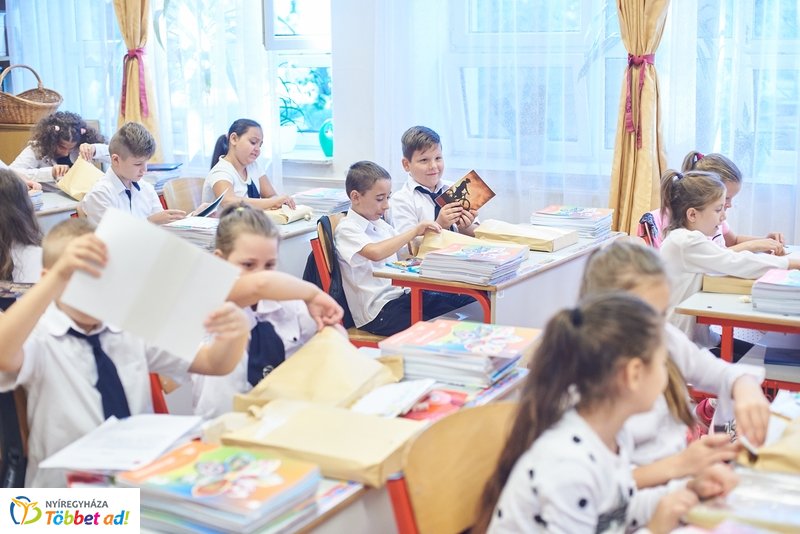 Tanszercsomag osztás a Vécsey iskolában