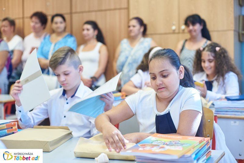 Tanszercsomag osztás a Vécsey iskolában