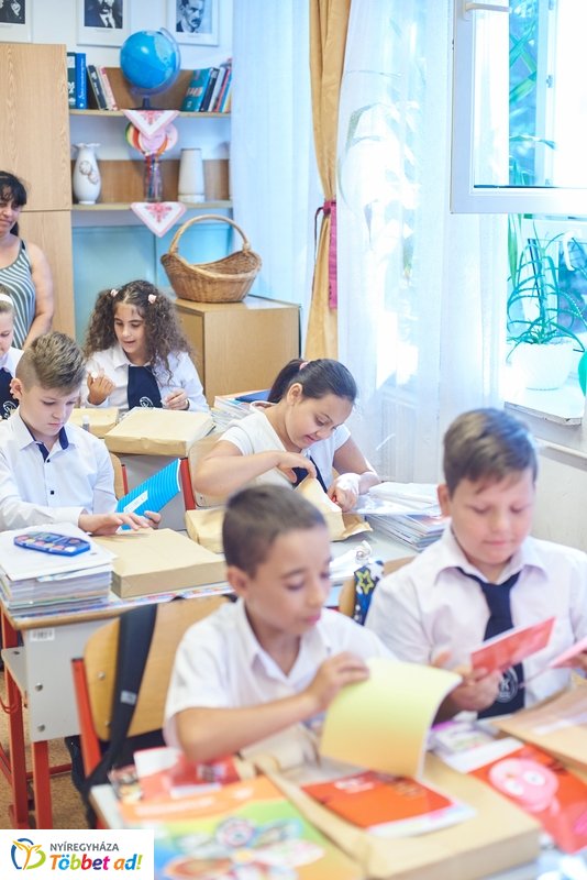 Tanszercsomag osztás a Vécsey iskolában