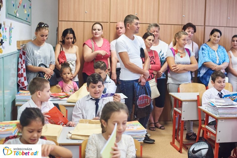 Tanszercsomag osztás a Vécsey iskolában