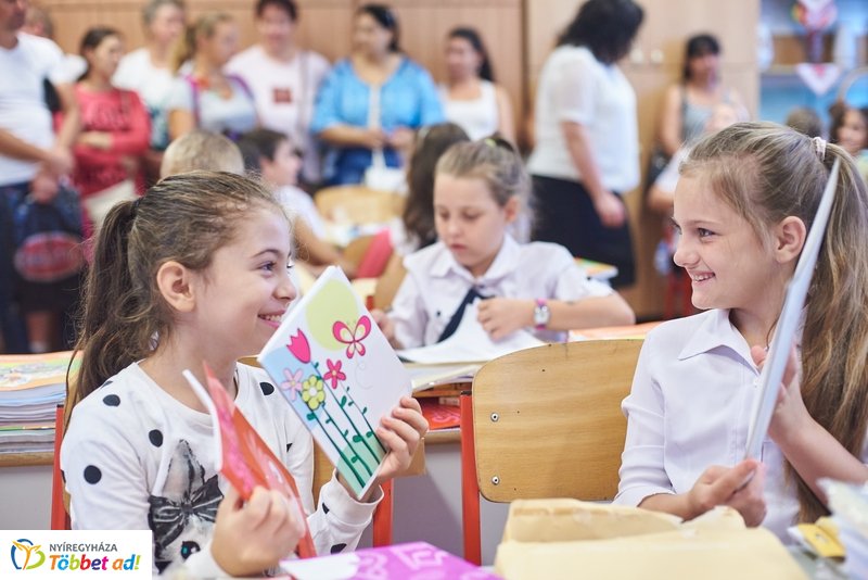 Tanszercsomag osztás a Vécsey iskolában