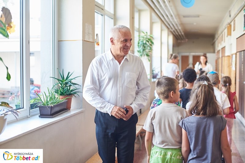 Tanszercsomag osztás a Vécsey iskolában