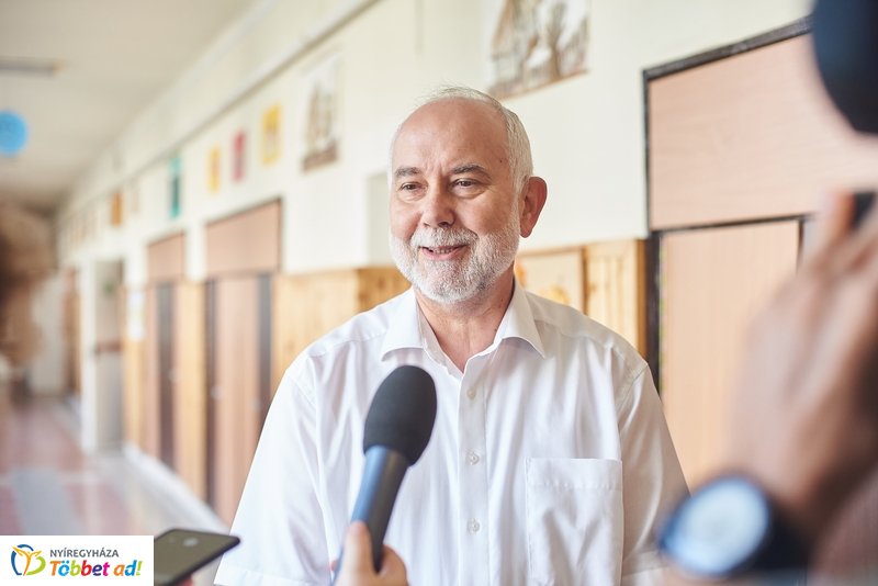 Tanszercsomag osztás a Vécsey iskolában