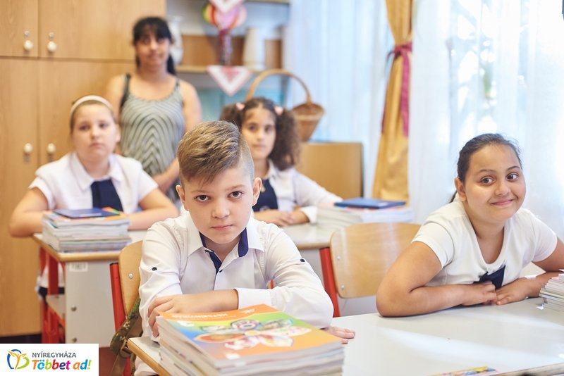 Tanszercsomag osztás a Vécsey iskolában