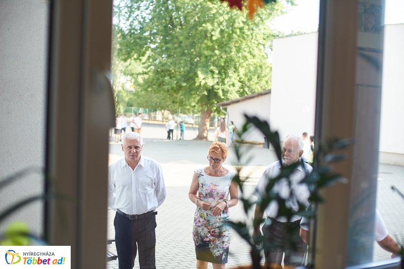 Tanszercsomag osztás a Vécsey iskolában