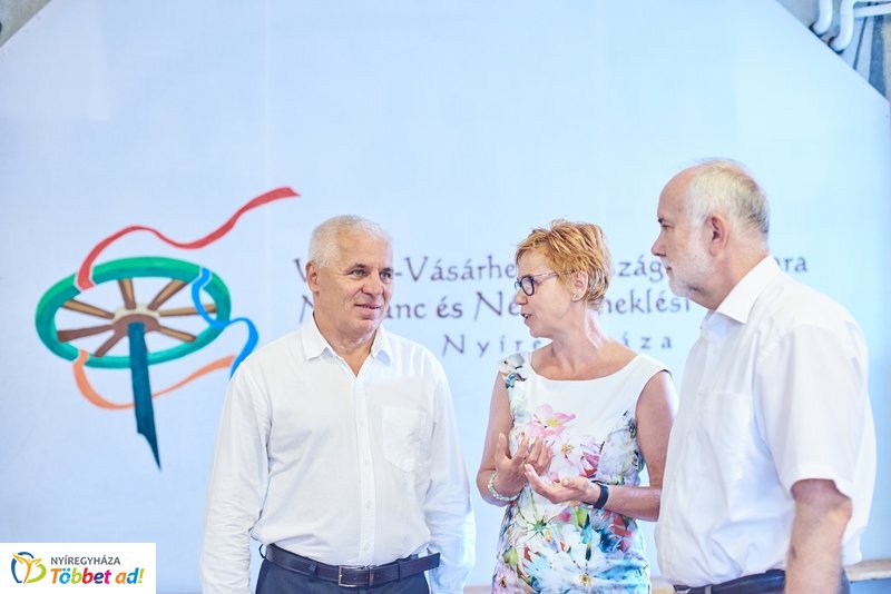 Tanszercsomag osztás a Vécsey iskolában