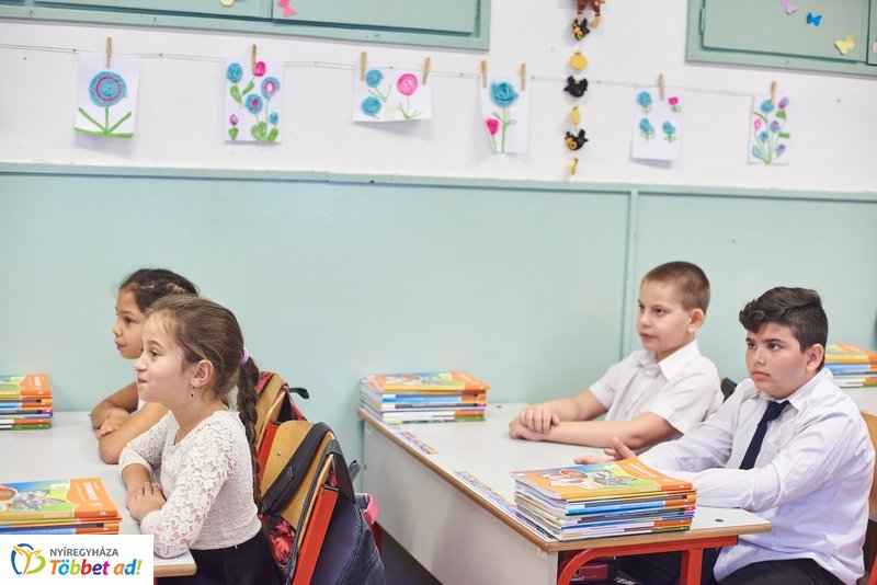 Tanszercsomag osztás a Vécsey iskolában