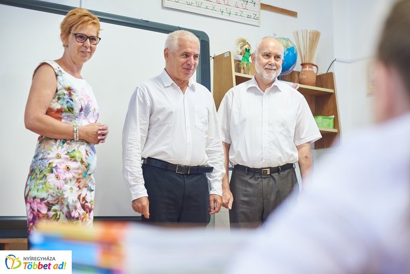 Tanszercsomag osztás a Vécsey iskolában