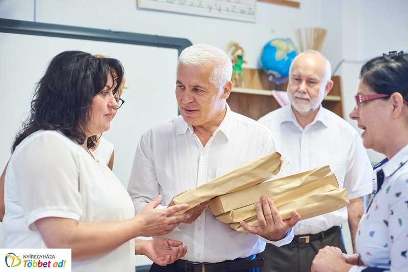 Tanszercsomag osztás a Vécsey iskolában
