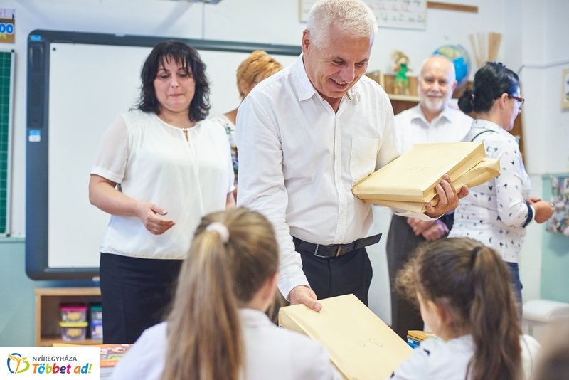 Tanszercsomag osztás a Vécsey iskolában