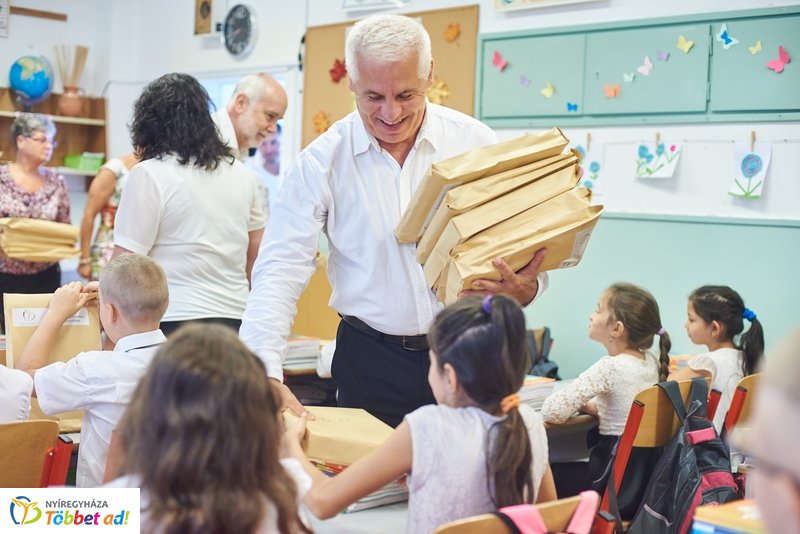 Tanszercsomag osztás a Vécsey iskolában