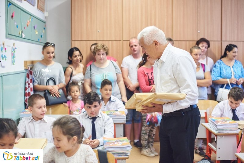 Tanszercsomag osztás a Vécsey iskolában