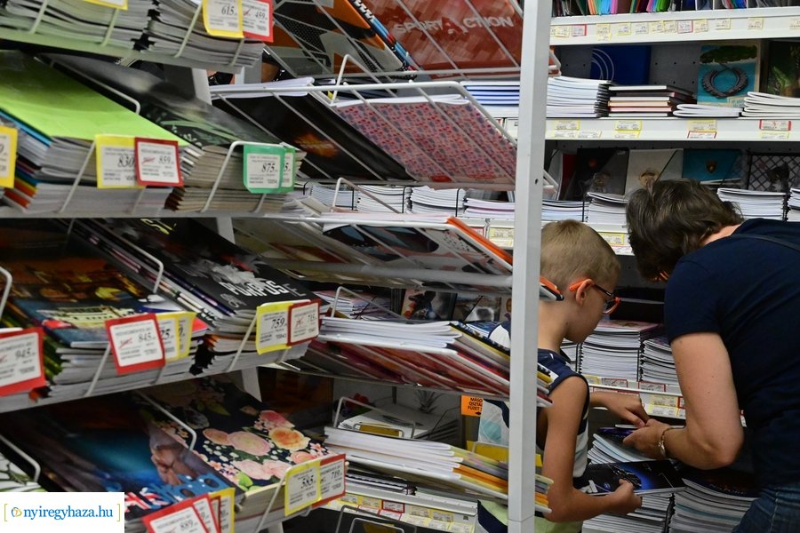 Tanszervásár iskolakezdés előtt 2024