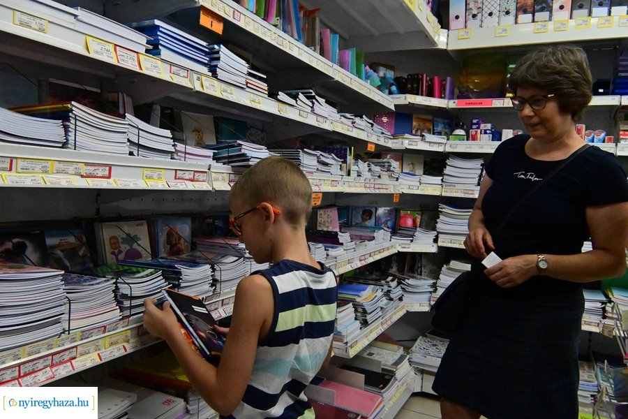 Tanszervásár iskolakezdés előtt 2024