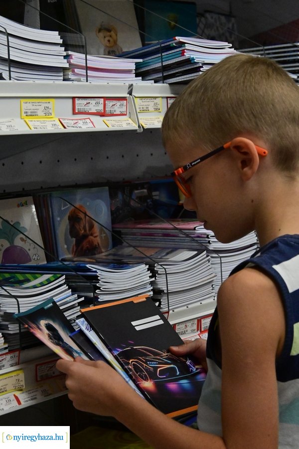 Tanszervásár iskolakezdés előtt 2024