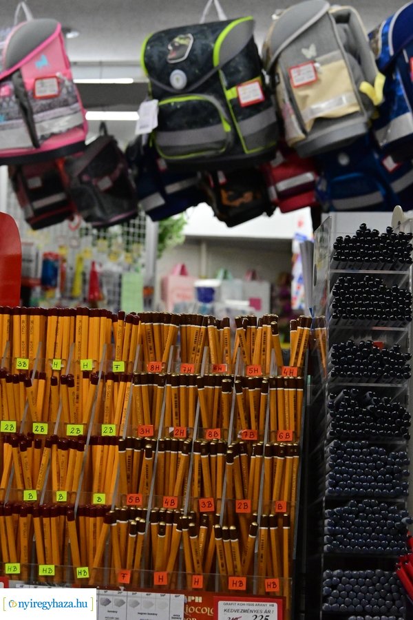 Tanszervásár iskolakezdés előtt 2024