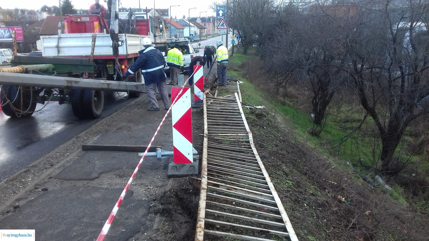 Tartanak a helyreállítási munkálatok az esti baleset után a Tiszavasvári úti felüljárón