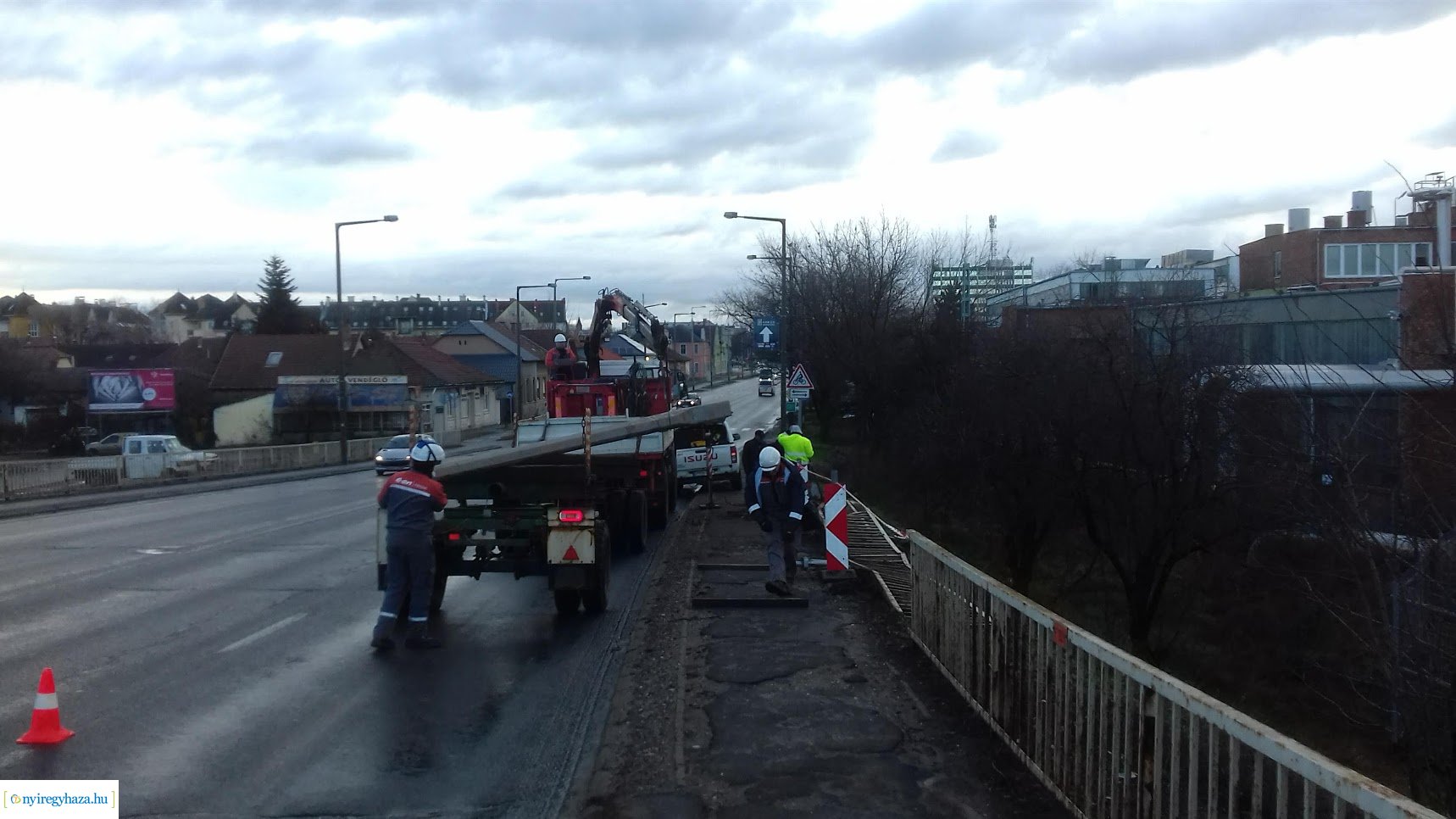 Tartanak a helyreállítási munkálatok az esti baleset után a Tiszavasvári úti felüljárón