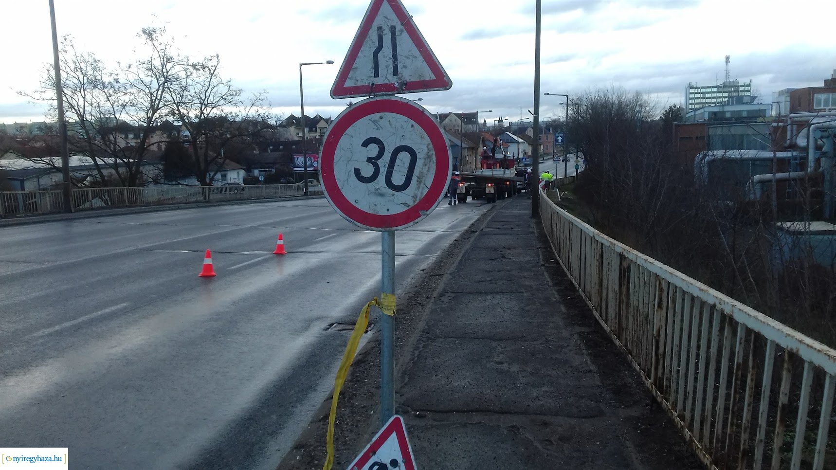 Tartanak a helyreállítási munkálatok az esti baleset után a Tiszavasvári úti felüljárón