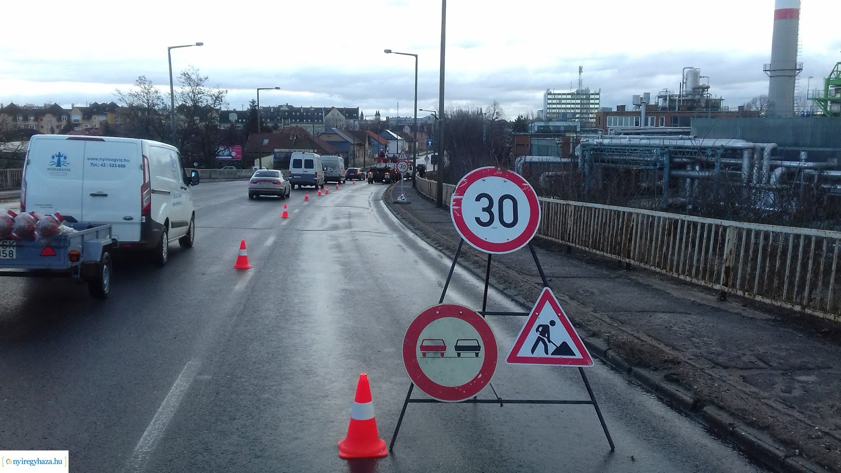 Tartanak a helyreállítási munkálatok az esti baleset után a Tiszavasvári úti felüljárón