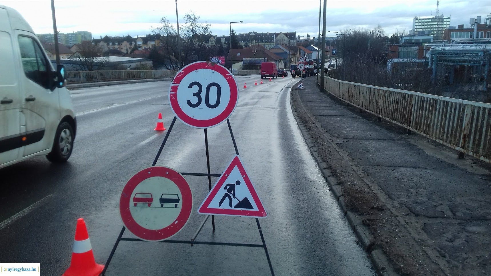 Tartanak a helyreállítási munkálatok az esti baleset után a Tiszavasvári úti felüljárón