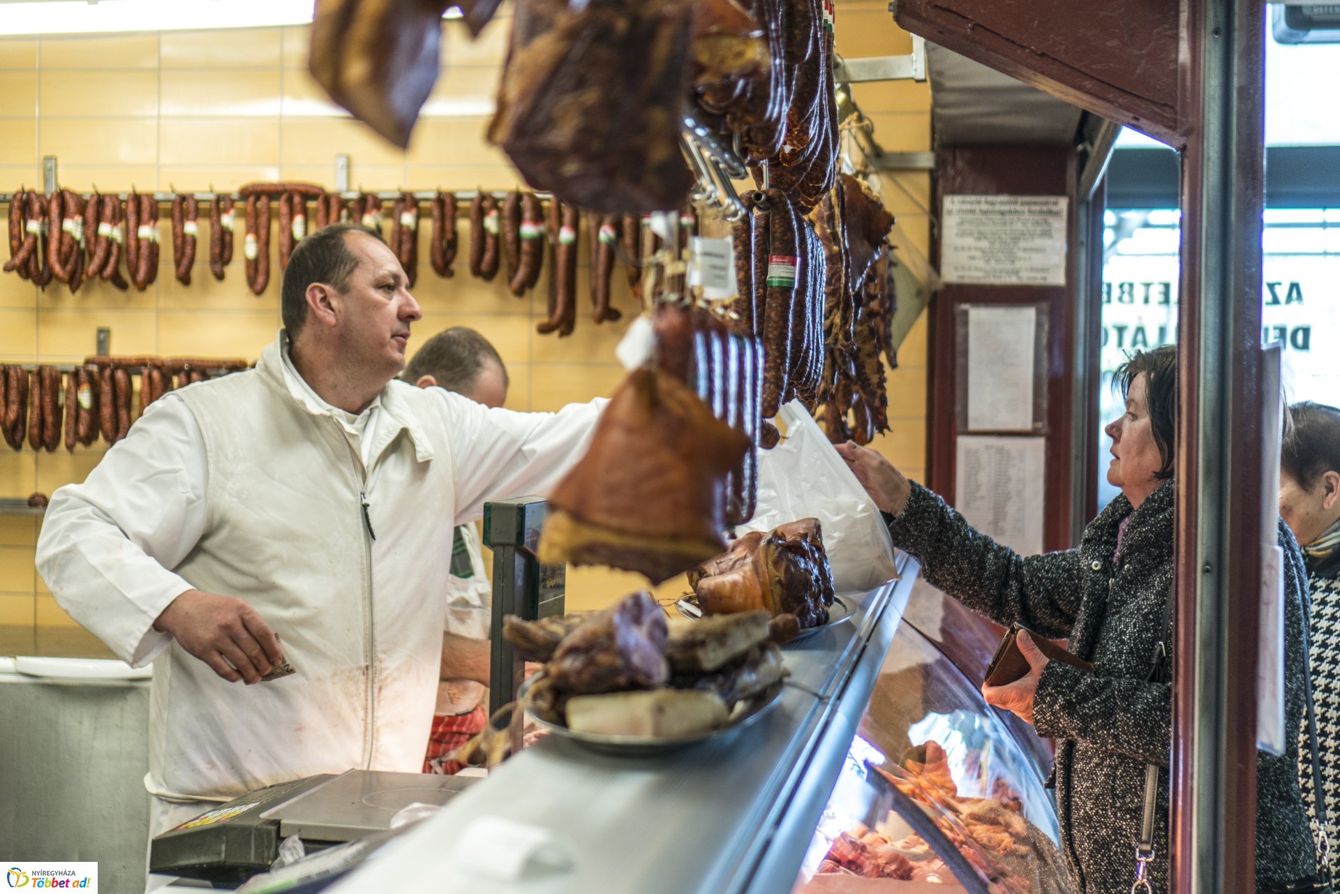 Tavaszi pillanatok a Búza téri piaccsarnokban