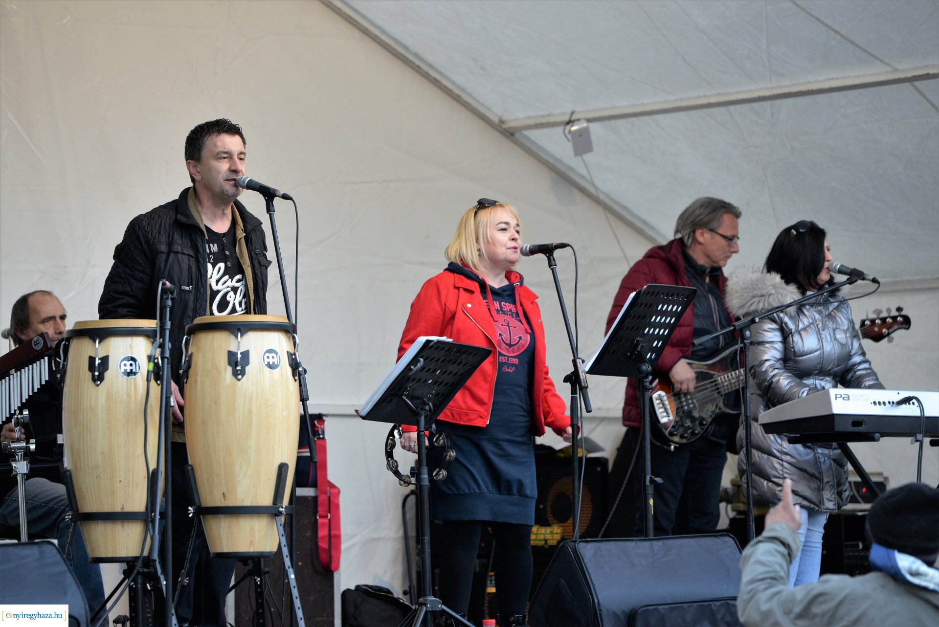 Tavaszi vásár  - Mentha Project koncert a Kossuth téren