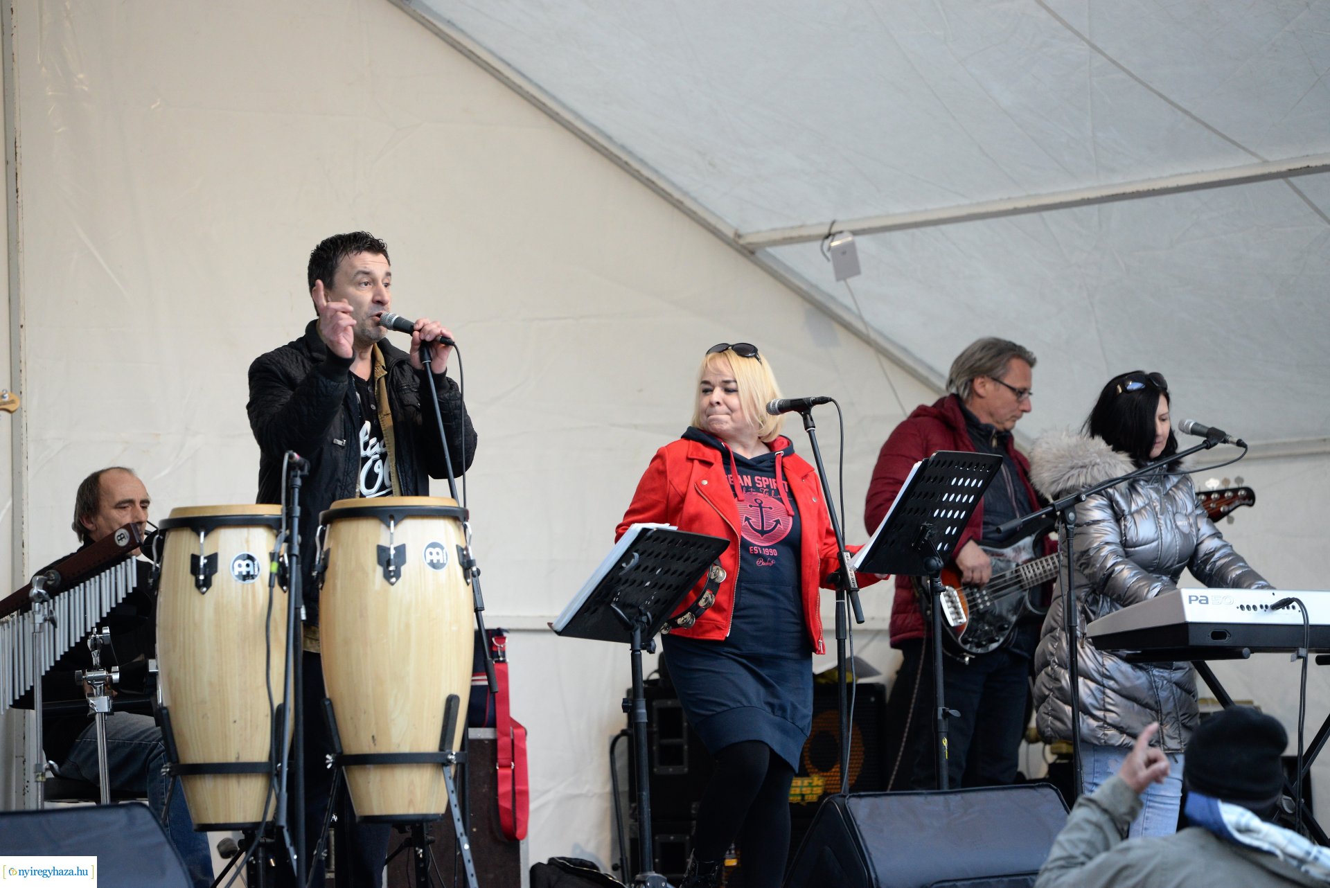 Tavaszi vásár  - Mentha Project koncert a Kossuth téren