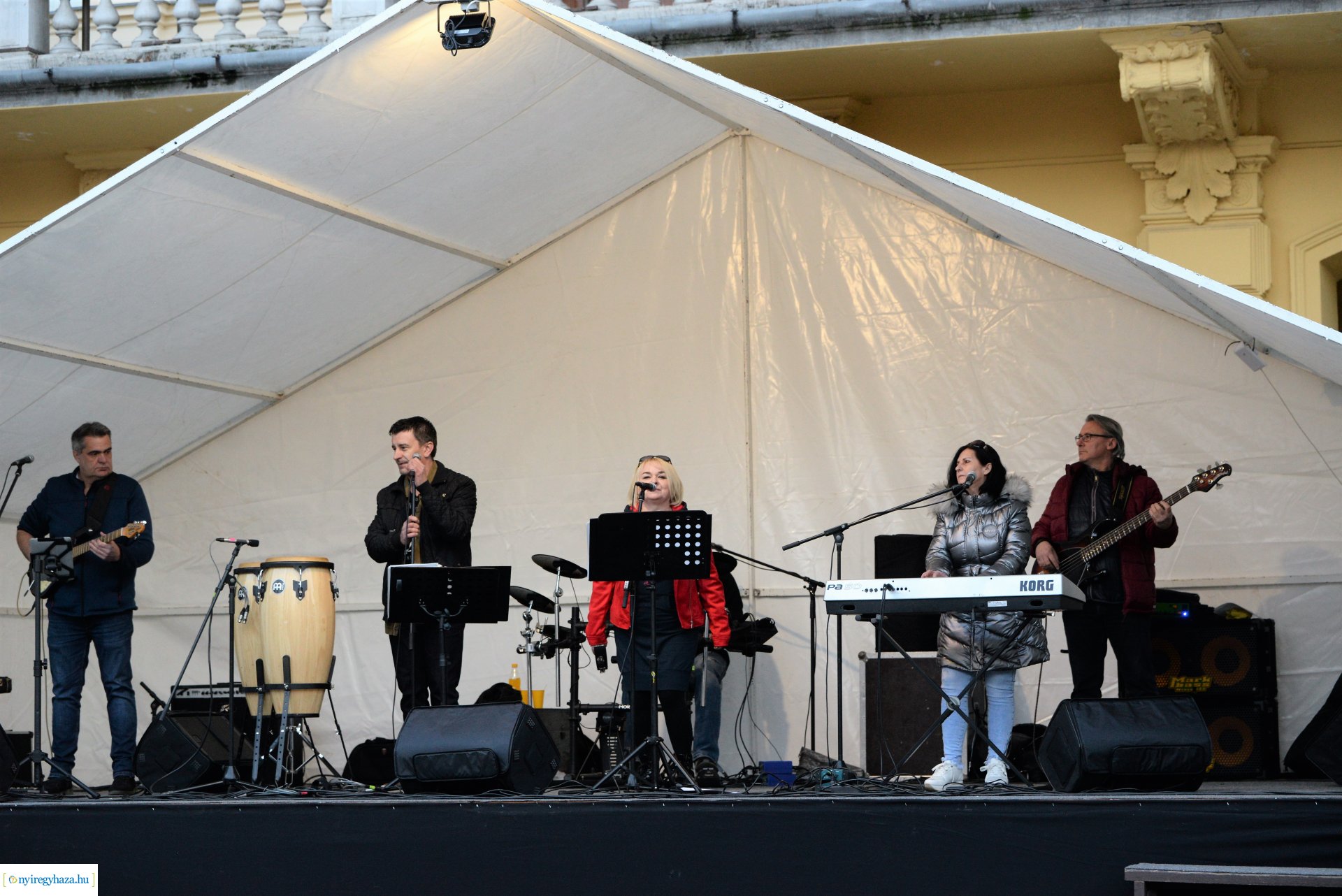 Tavaszi vásár  - Mentha Project koncert a Kossuth téren