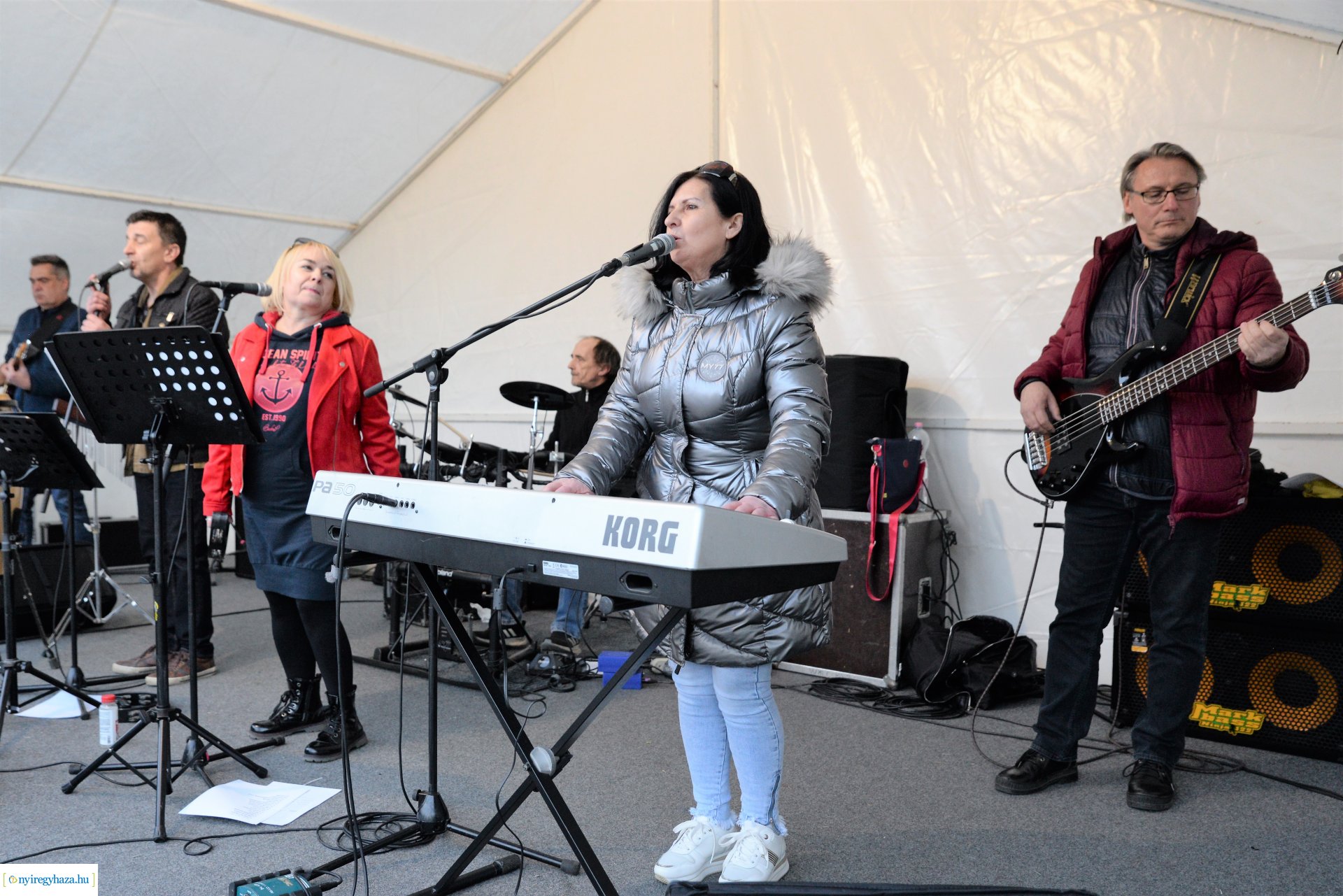 Tavaszi vásár  - Mentha Project koncert a Kossuth téren