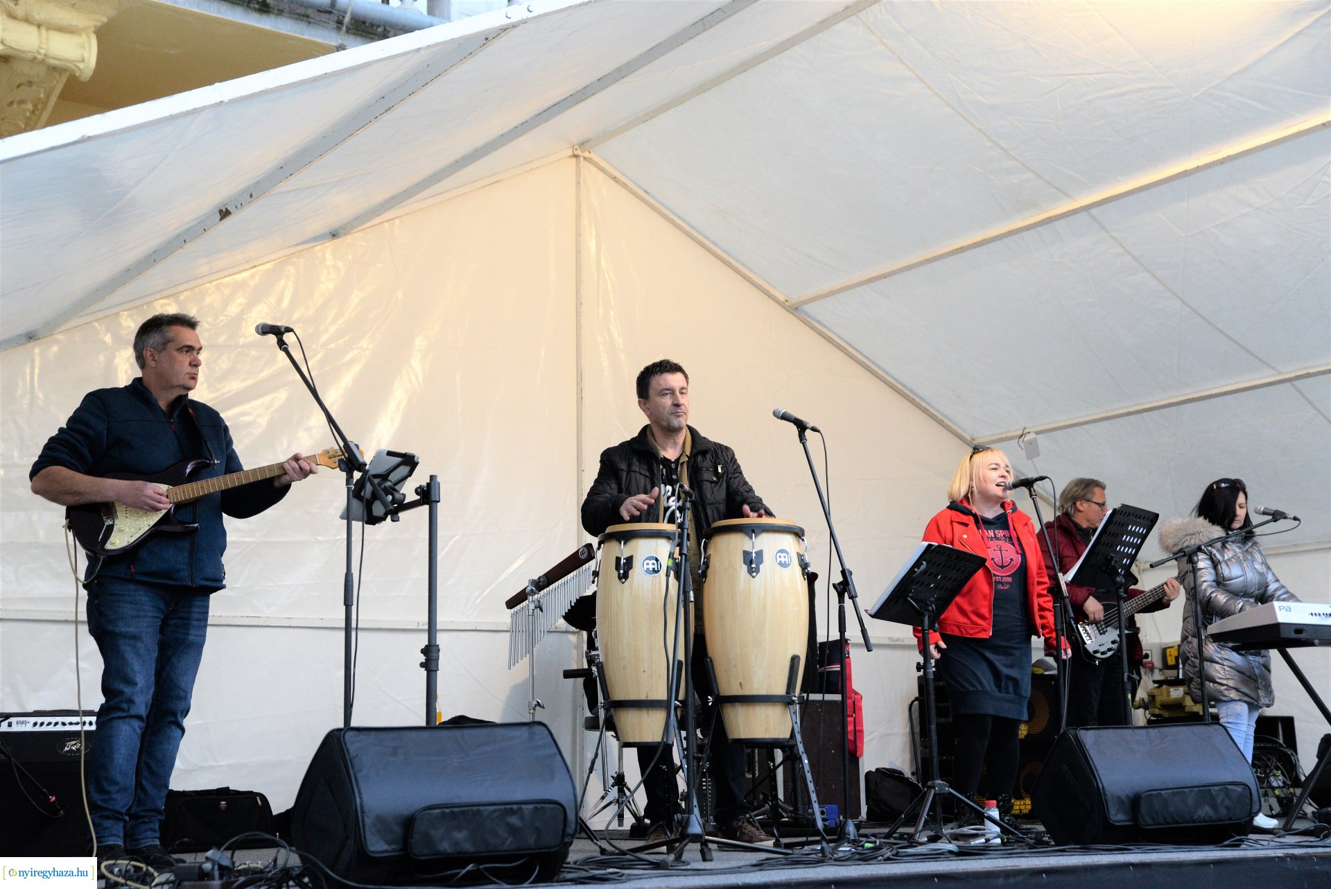 Tavaszi vásár  - Mentha Project koncert a Kossuth téren