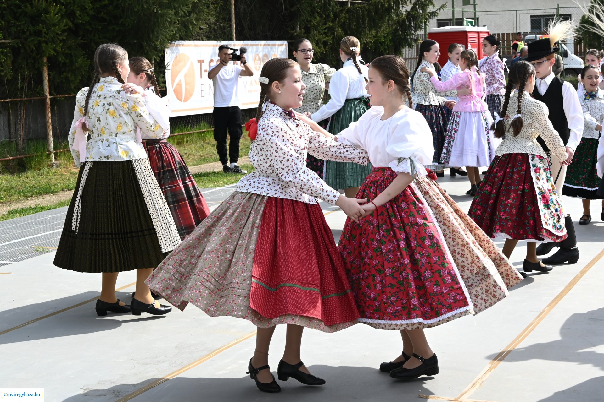 Tavaszi zsibongó és Népzenei Fesztivál Sóstóhegyen 