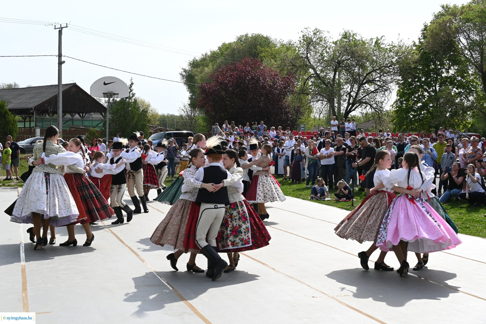 Tavaszi zsibongó és Népzenei Fesztivál Sóstóhegyen 