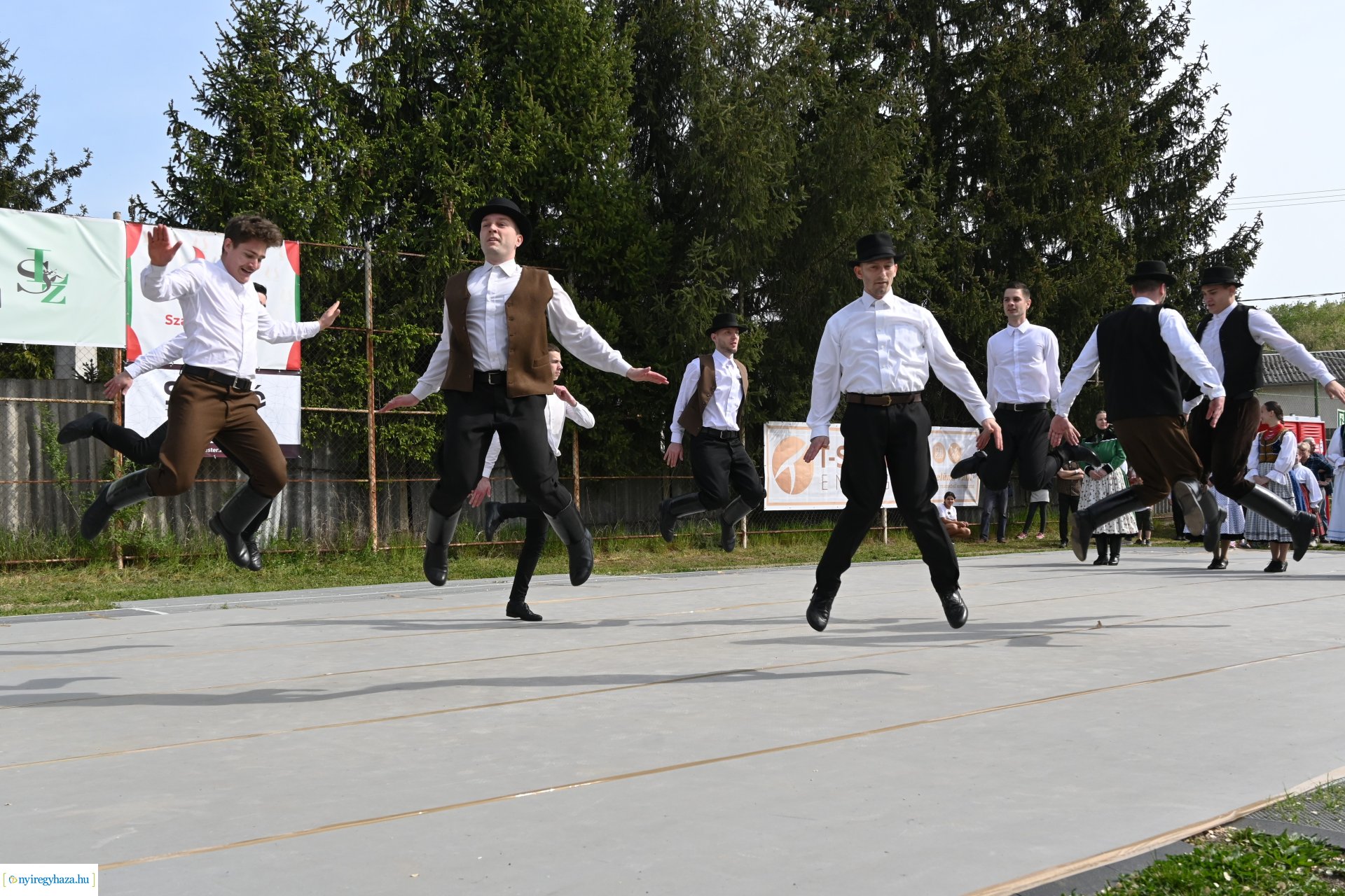 Tavaszi zsibongó és Népzenei Fesztivál Sóstóhegyen 