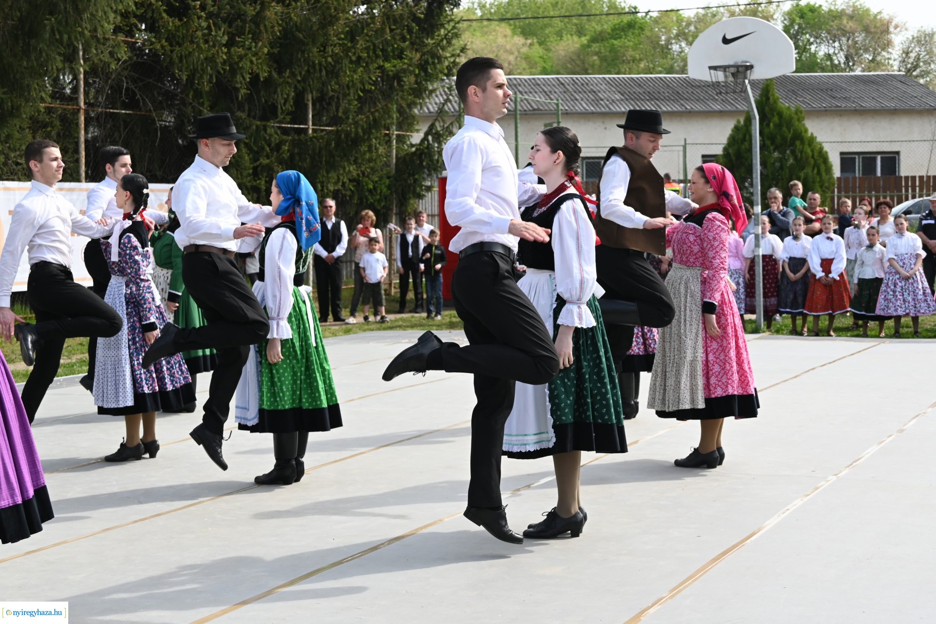Tavaszi zsibongó és Népzenei Fesztivál Sóstóhegyen 