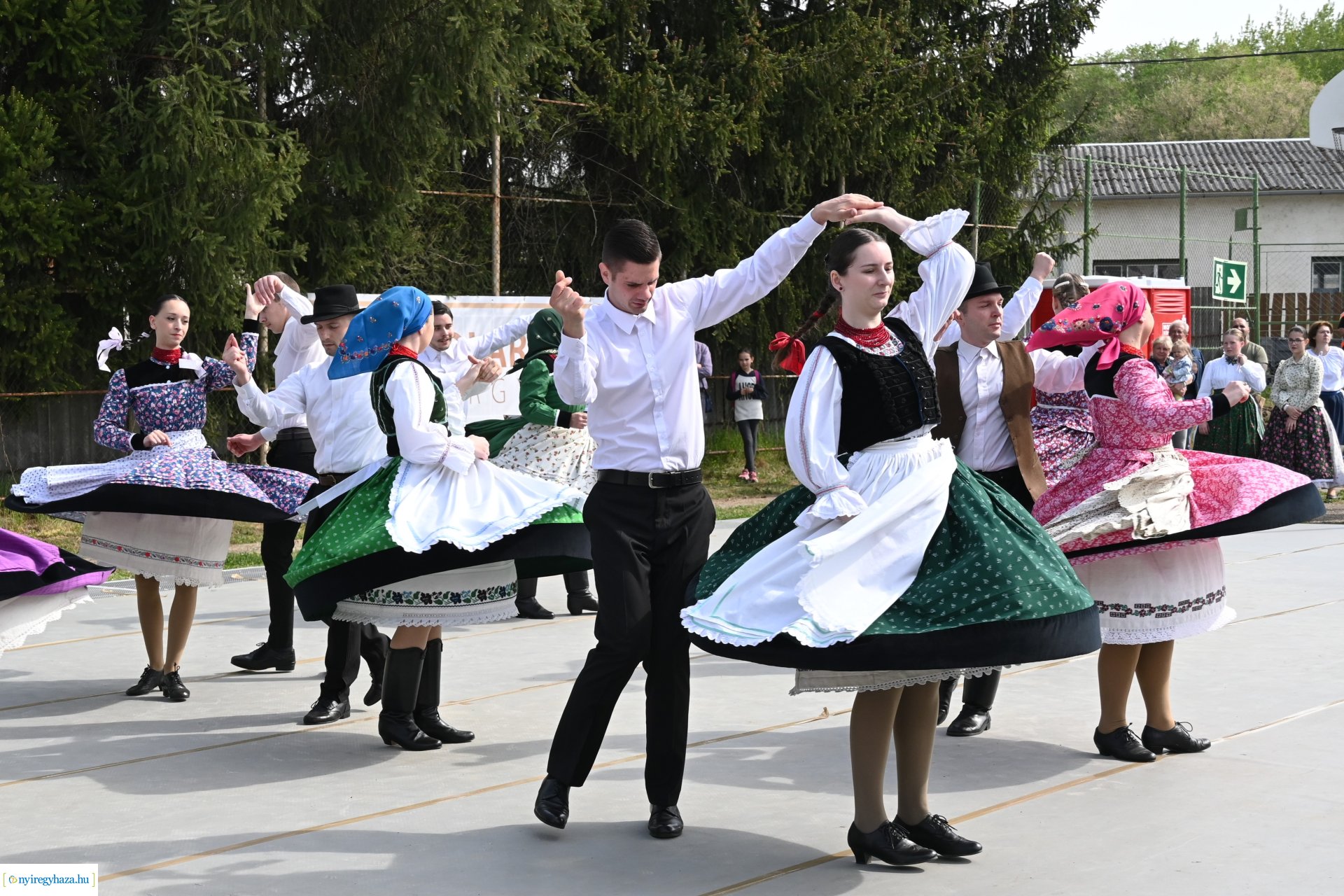 Tavaszi zsibongó és Népzenei Fesztivál Sóstóhegyen 