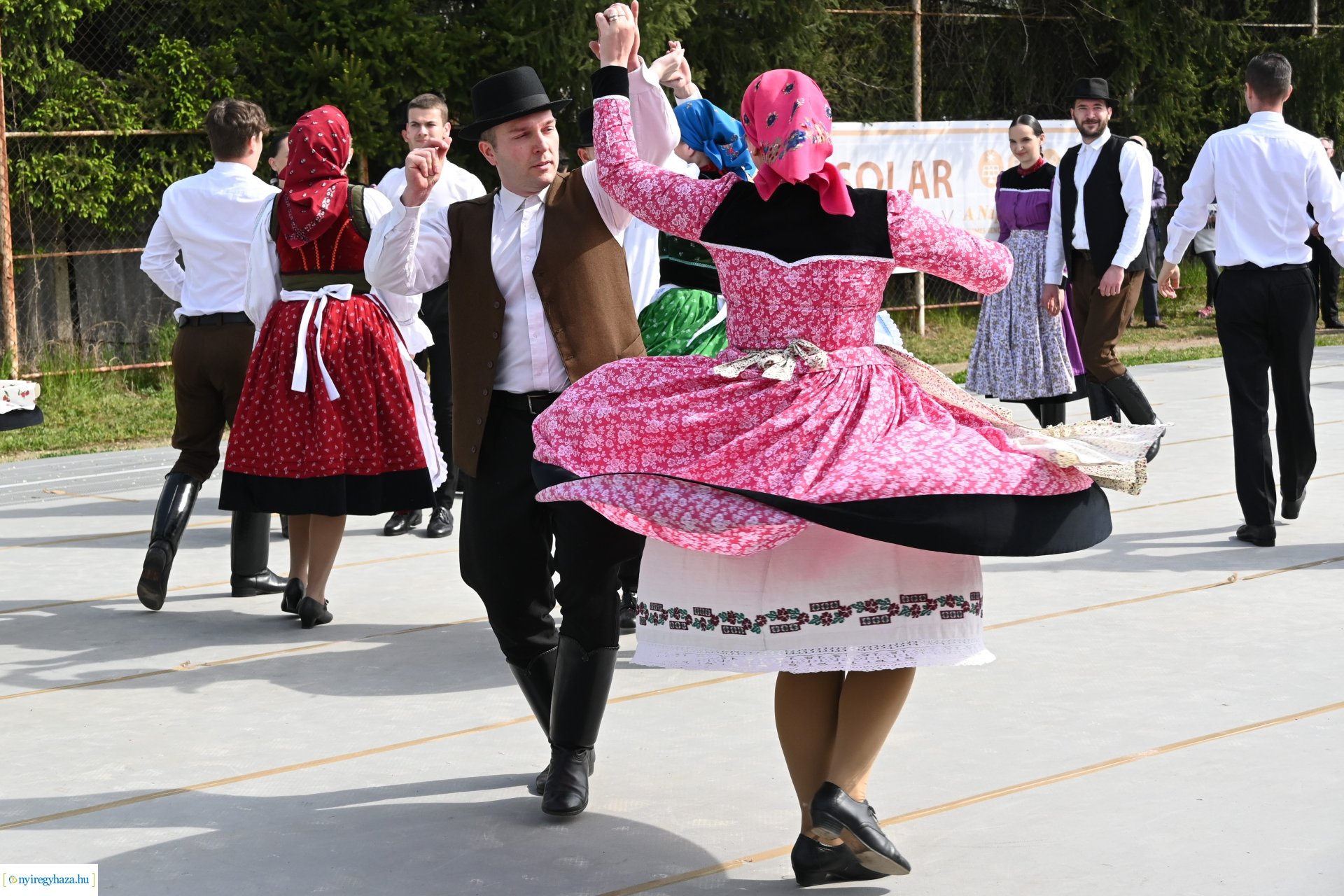 Tavaszi zsibongó és Népzenei Fesztivál Sóstóhegyen 