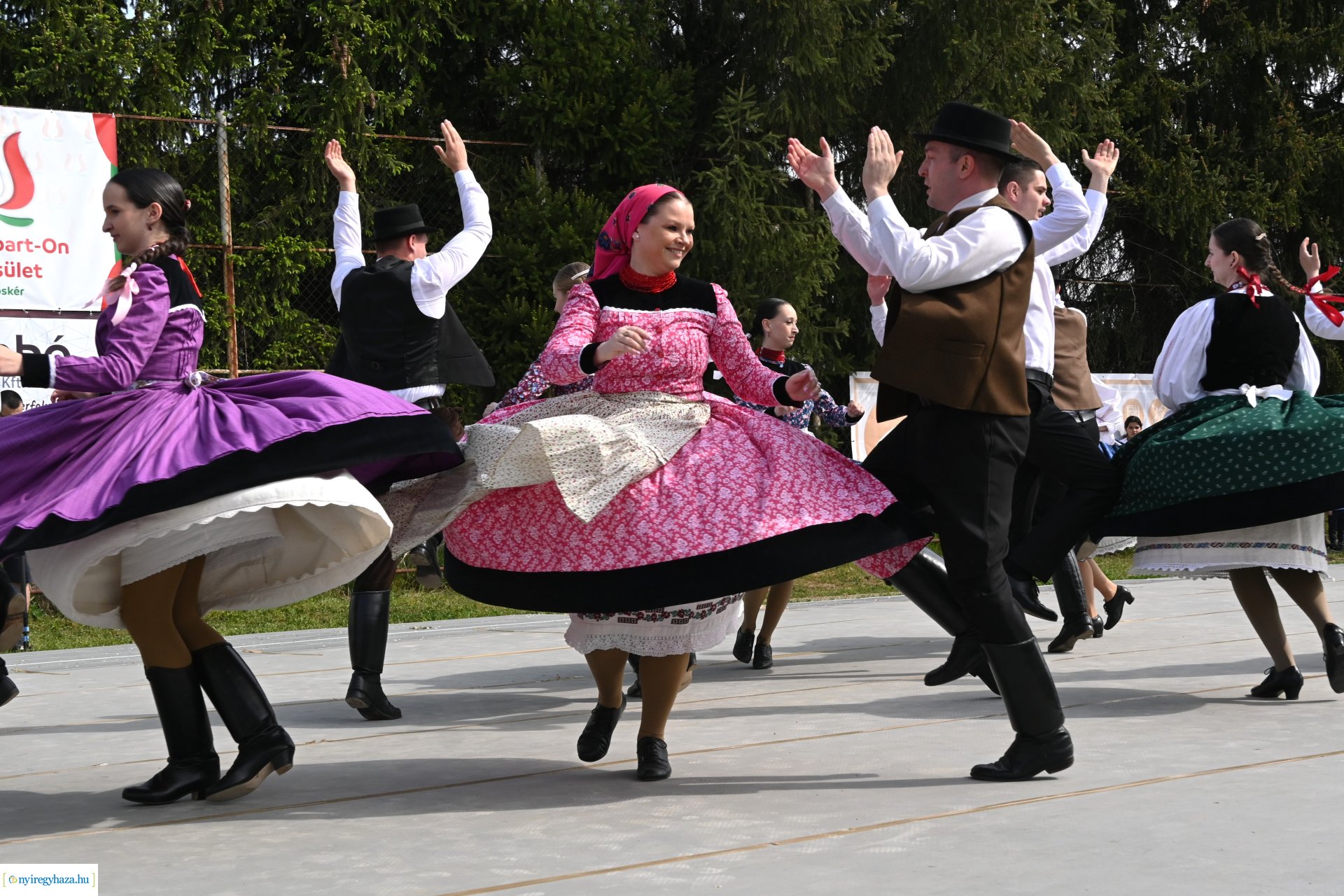 Tavaszi zsibongó és Népzenei Fesztivál Sóstóhegyen 