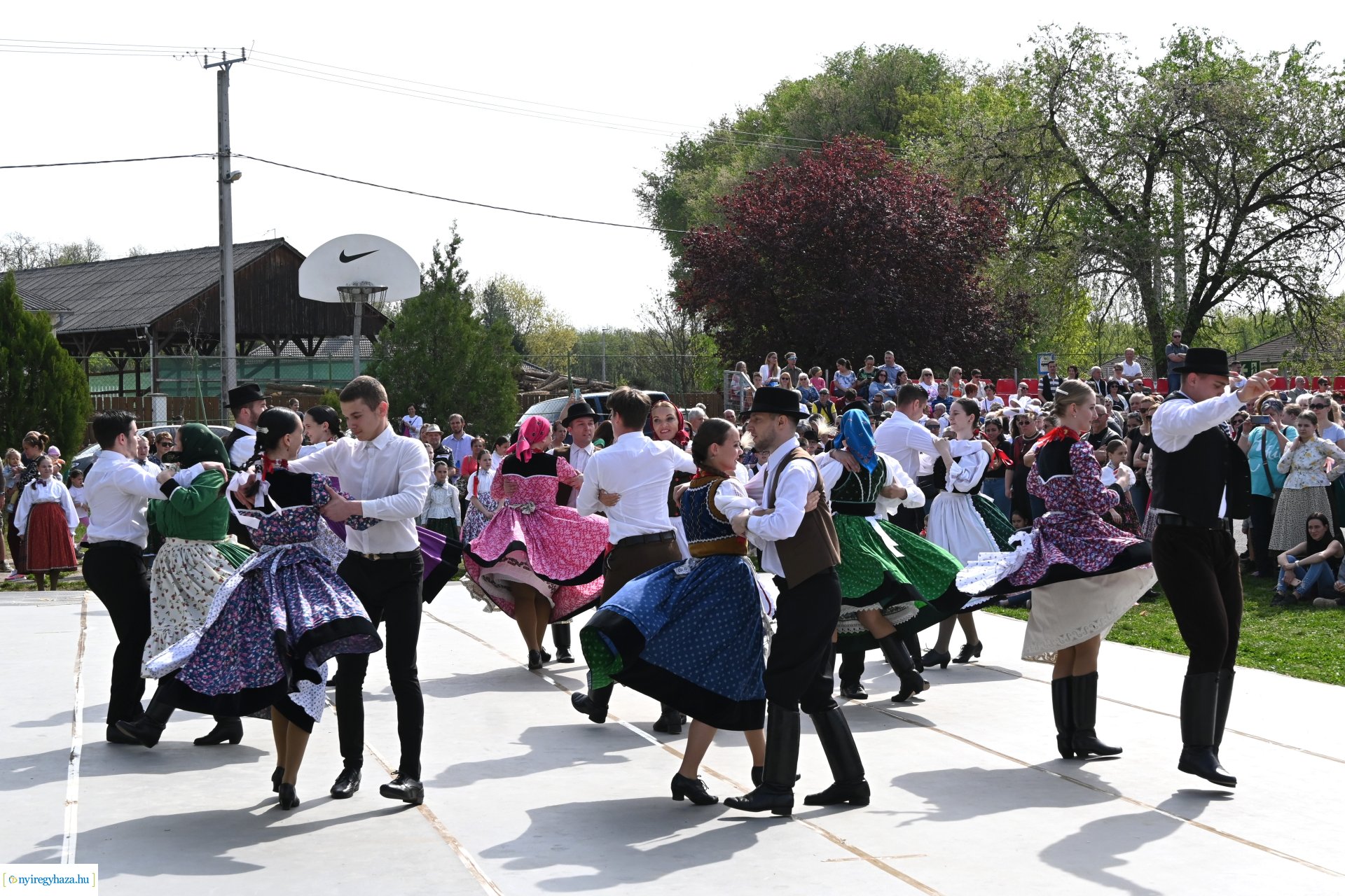 Tavaszi zsibongó és Népzenei Fesztivál Sóstóhegyen 