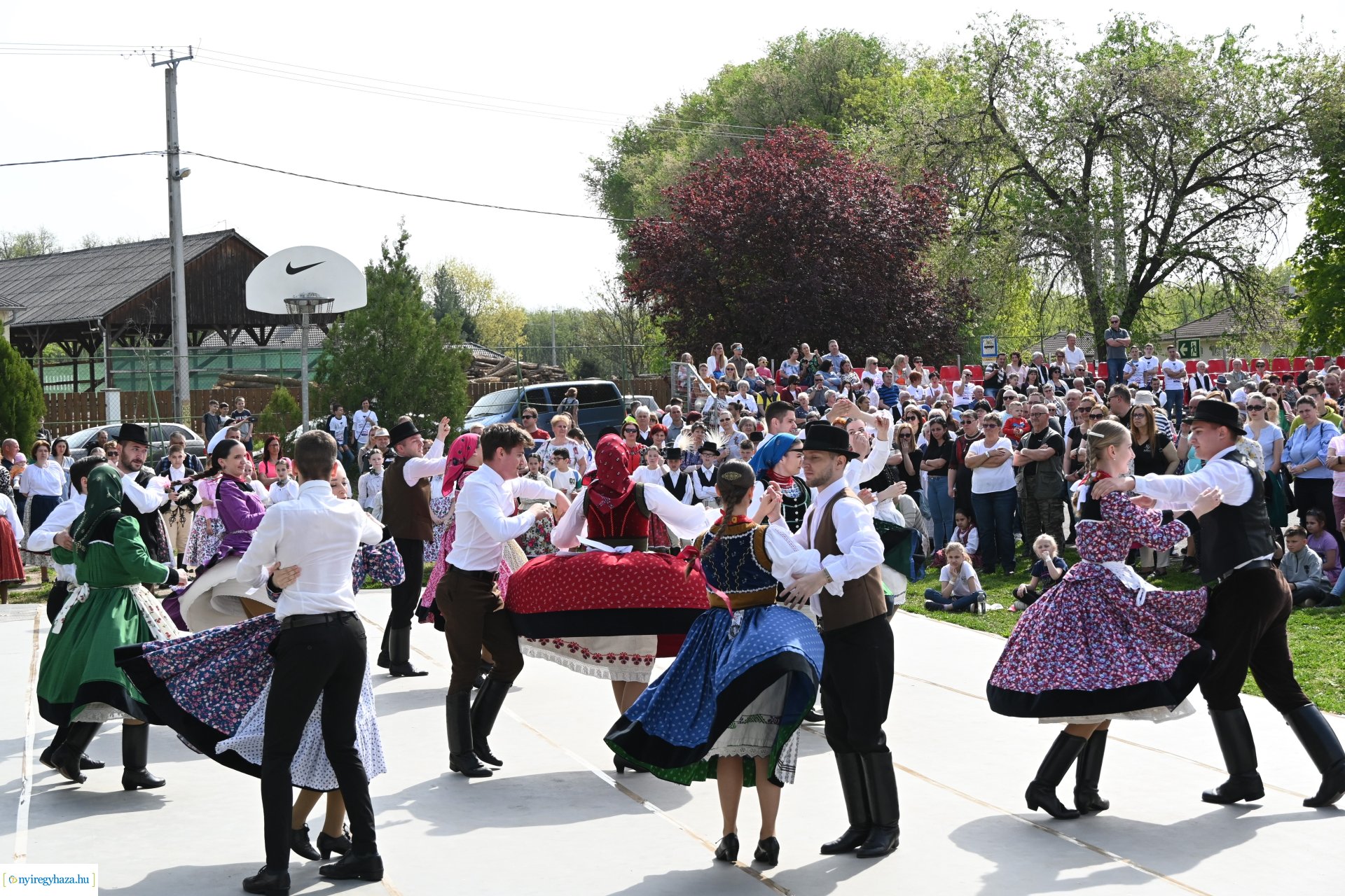 Tavaszi zsibongó és Népzenei Fesztivál Sóstóhegyen 