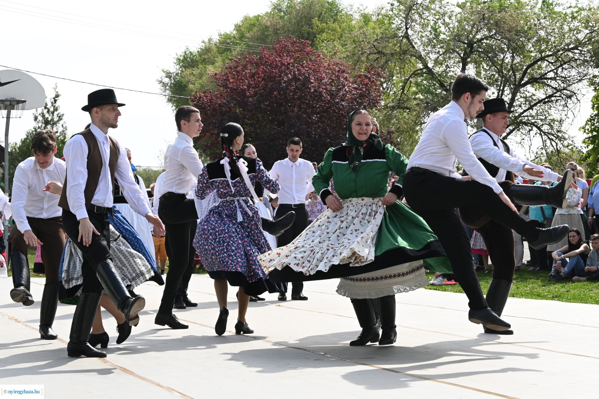 Tavaszi zsibongó és Népzenei Fesztivál Sóstóhegyen 