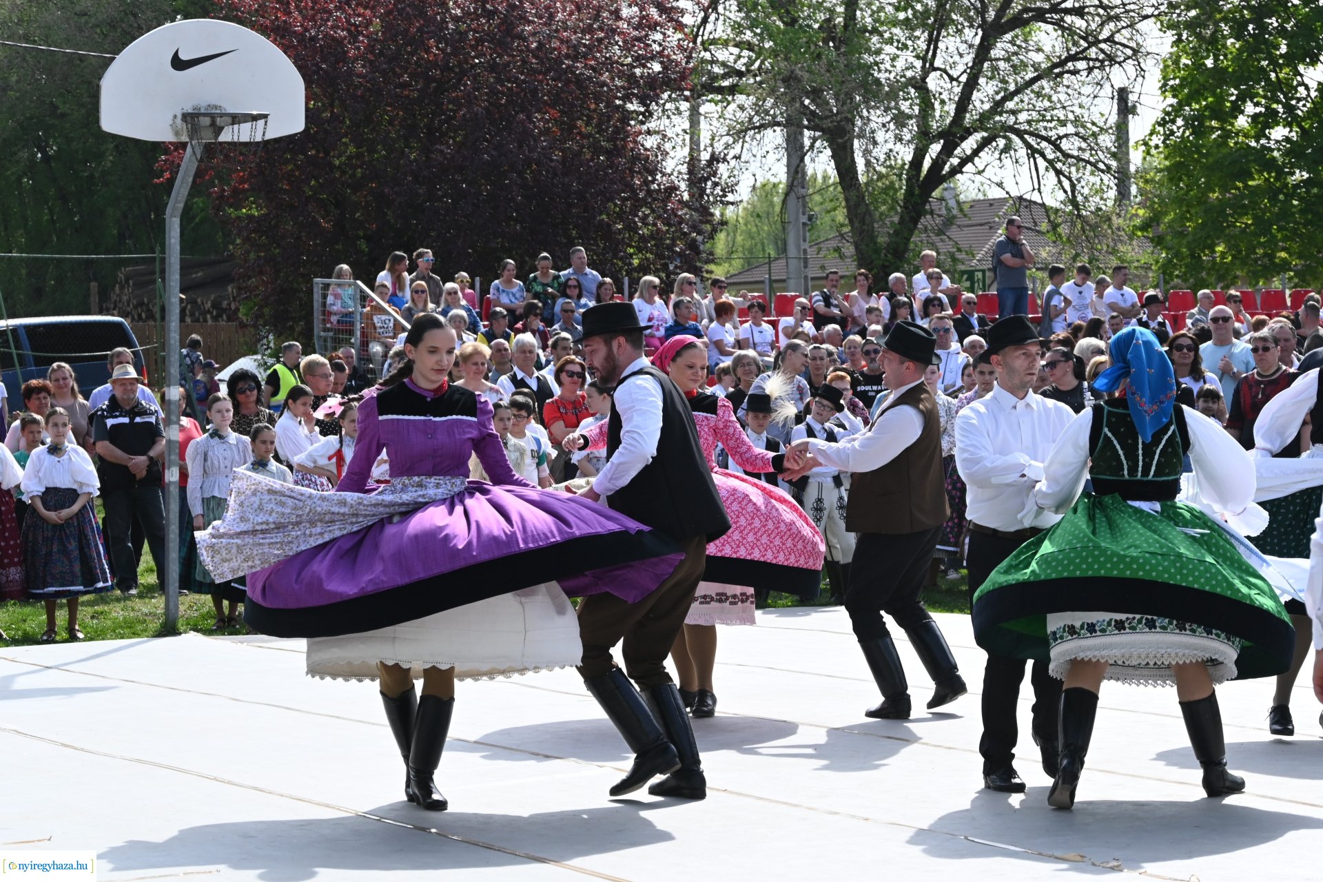 Tavaszi zsibongó és Népzenei Fesztivál Sóstóhegyen 