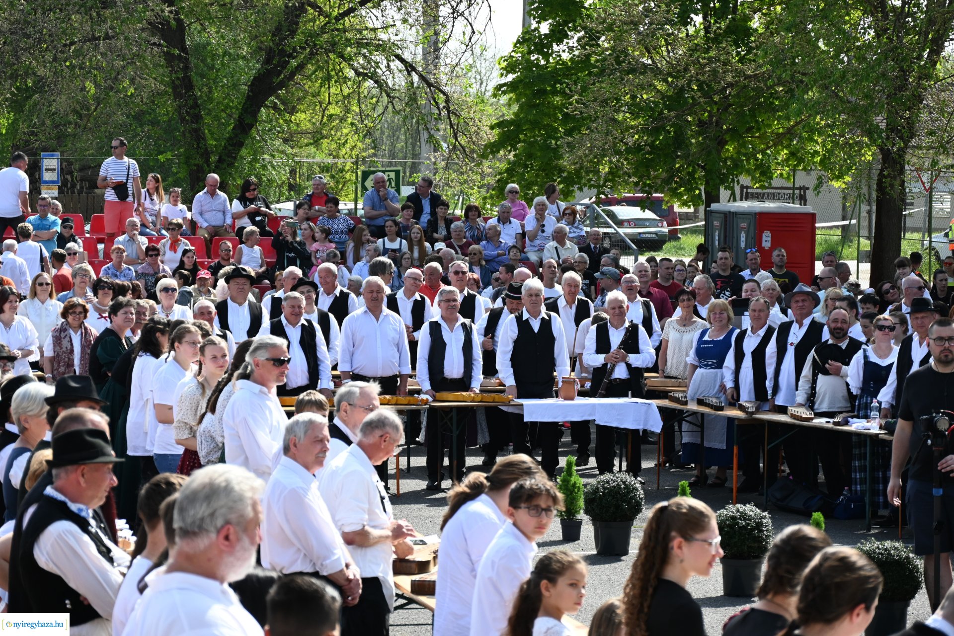 Tavaszi zsibongó és Népzenei Fesztivál Sóstóhegyen 