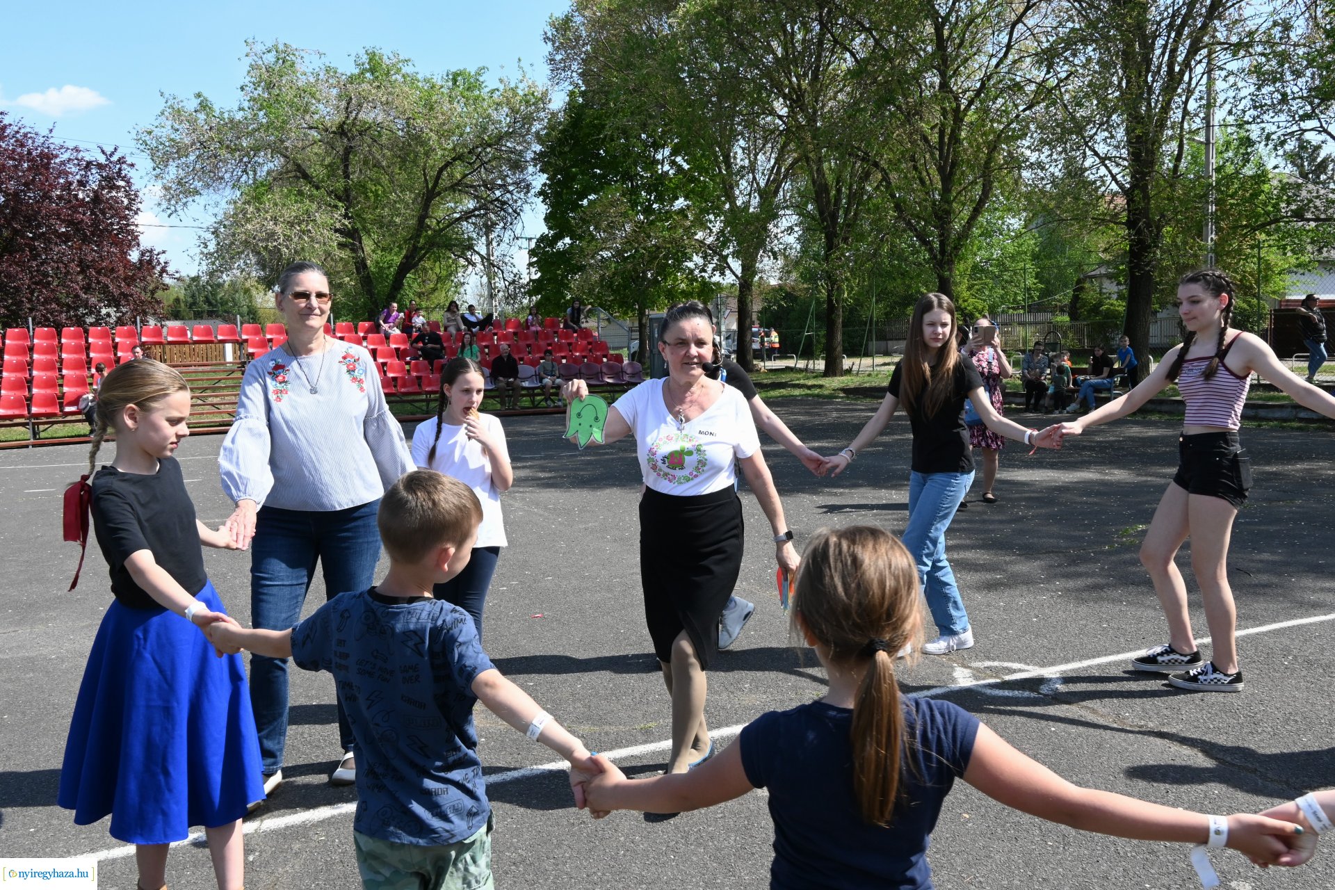 Tavaszi zsibongó és Népzenei Fesztivál Sóstóhegyen 