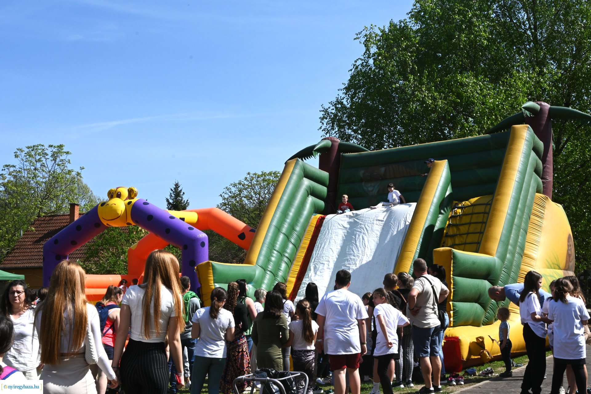 Tavaszi zsibongó és Népzenei Fesztivál Sóstóhegyen 